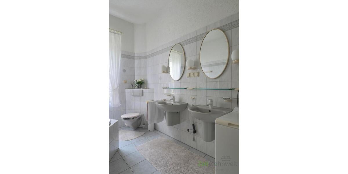 zwei Waschbecken und WC