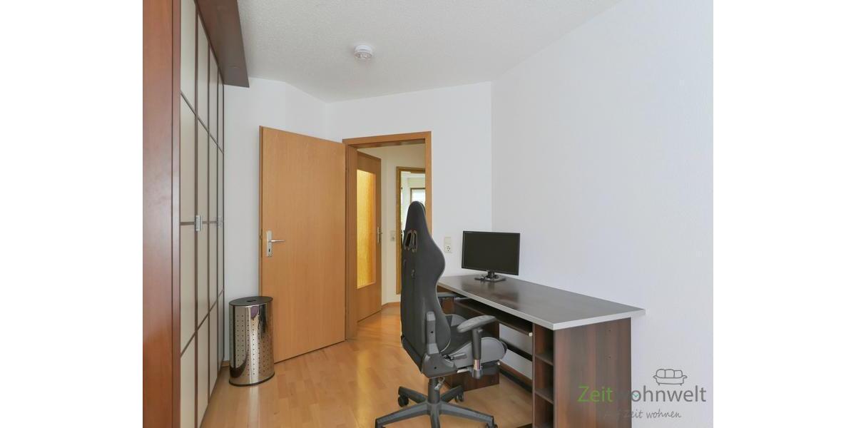 Schreibtisch und Kleiderschrank