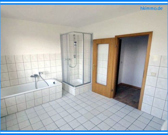 Bad mit Dusche und Wanne