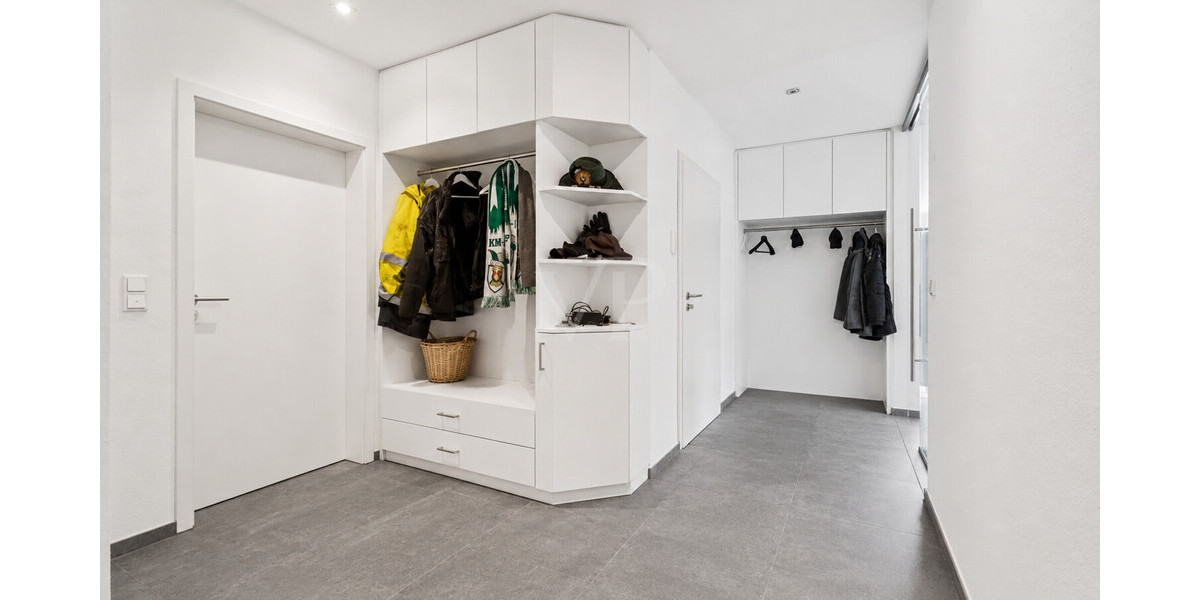 Flur/Diele mit Blick zum Garderobenschrank