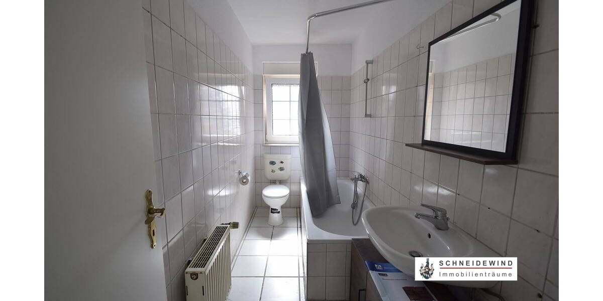 k-Badezimmer mit Duschwanne