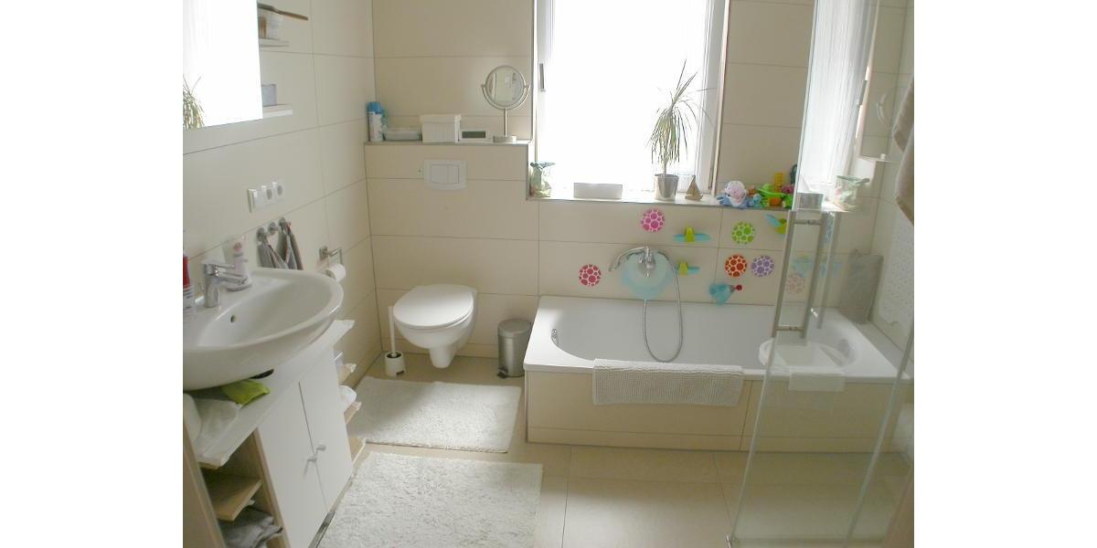 Bad mit Badewanne und Dusche Bild 1