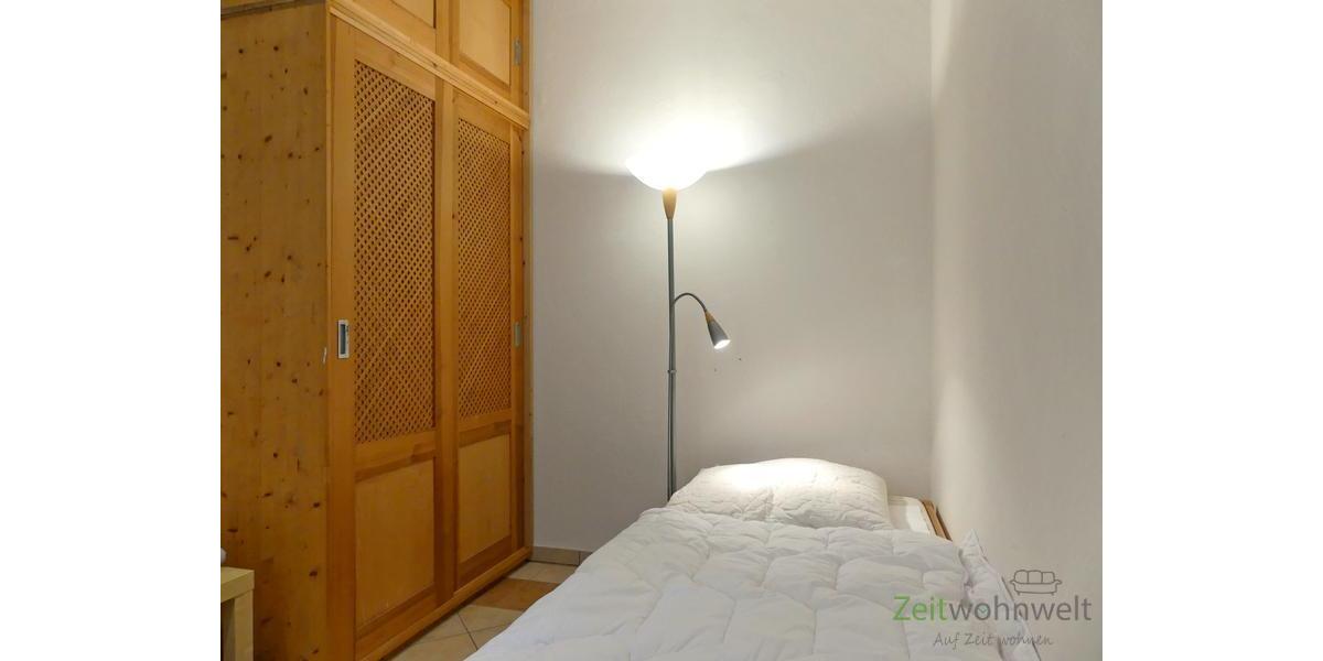 Bett und Kleiderschrank links
