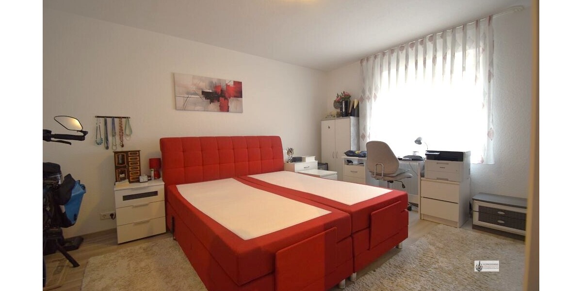 Schlafzimmer mit Boxspringbett