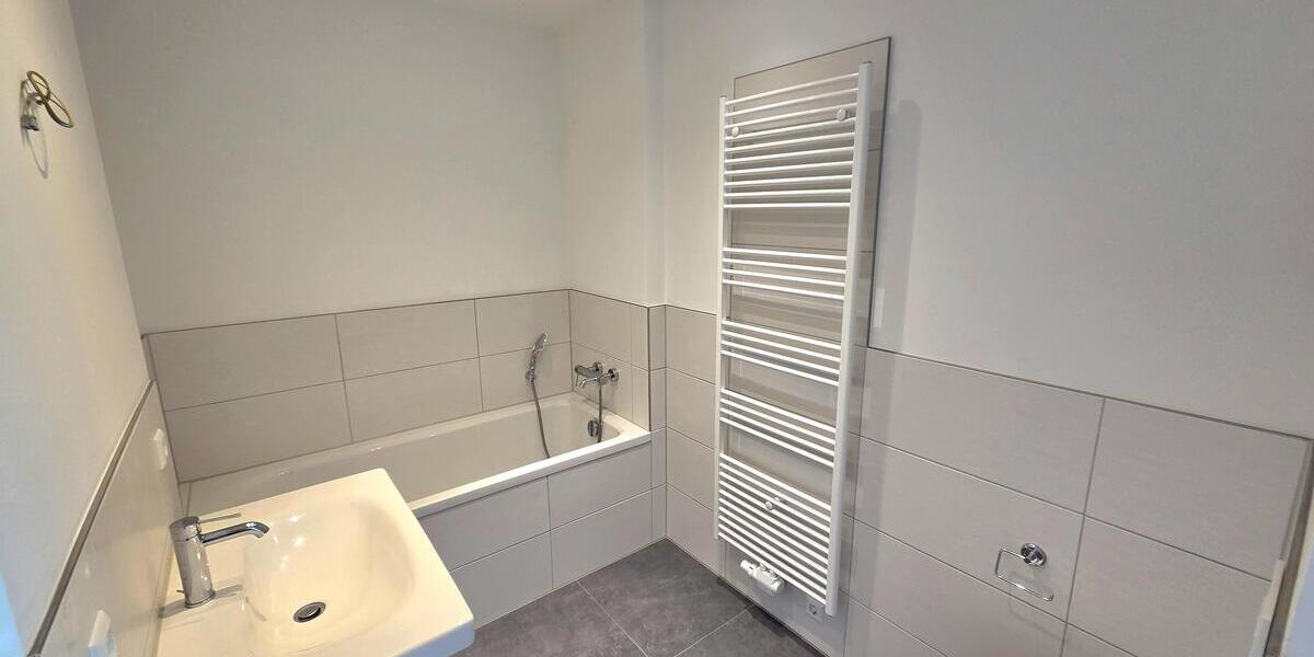 Hauptbad mit Badewanne