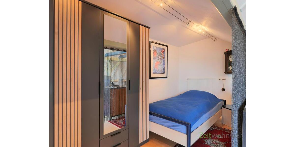 Bett hinter dem Vorhang