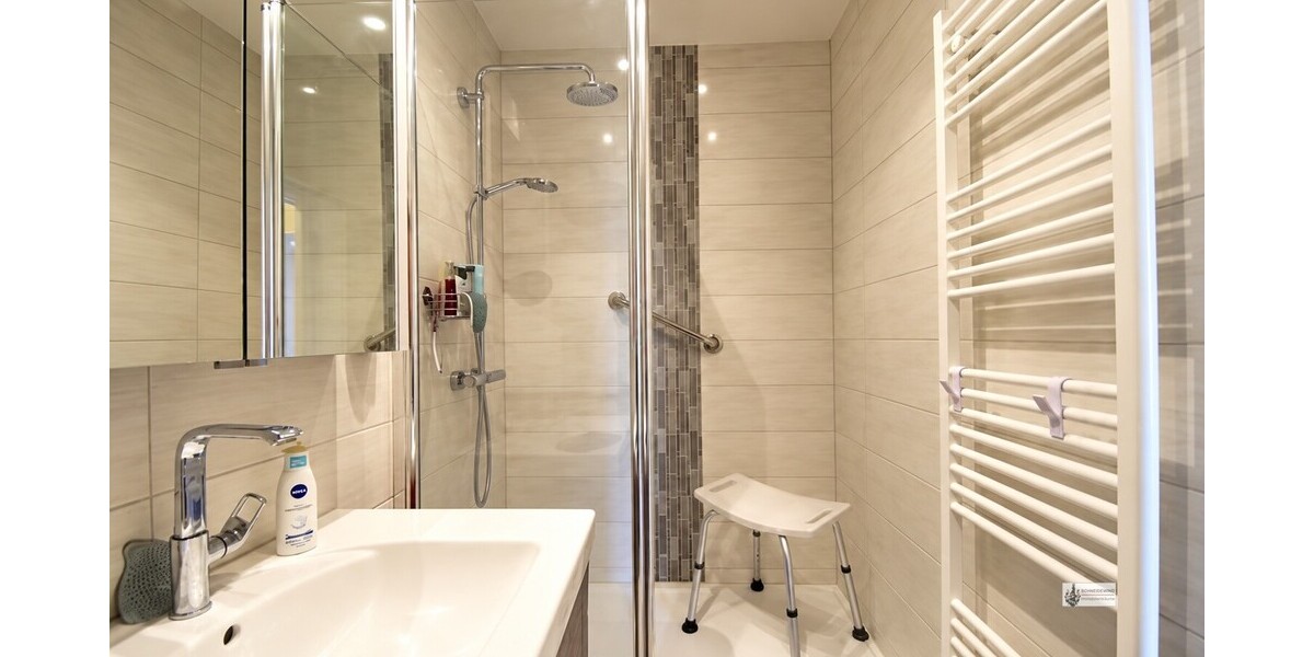 Handtuchheizkörper mit Regenschwalldusche