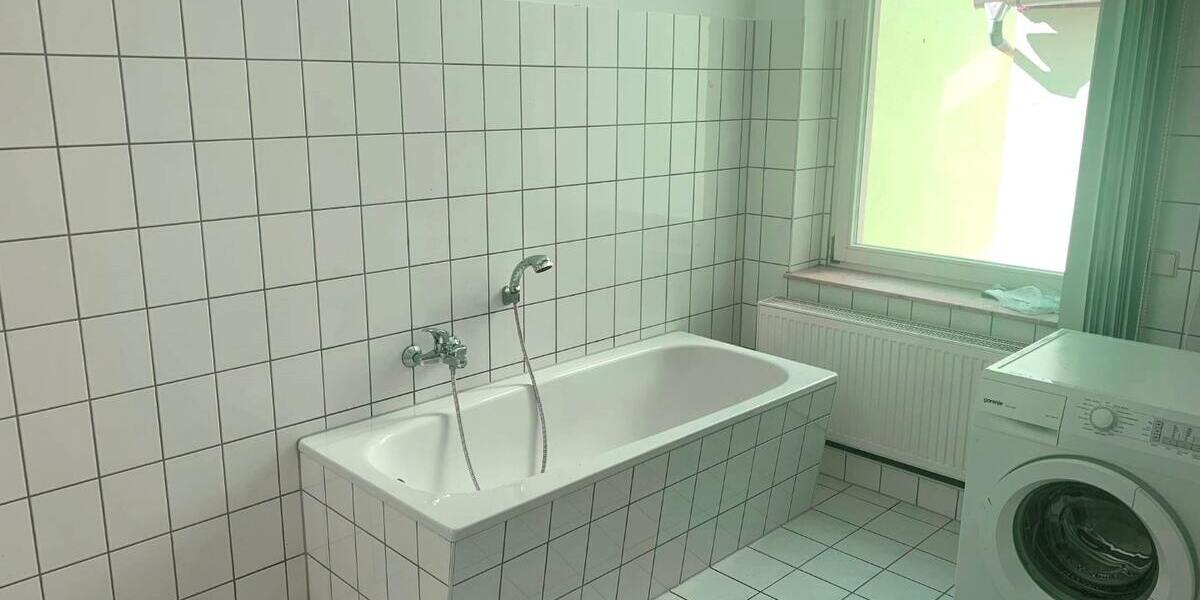Bad mit Wanne, WC und Waschbecken 2.OG