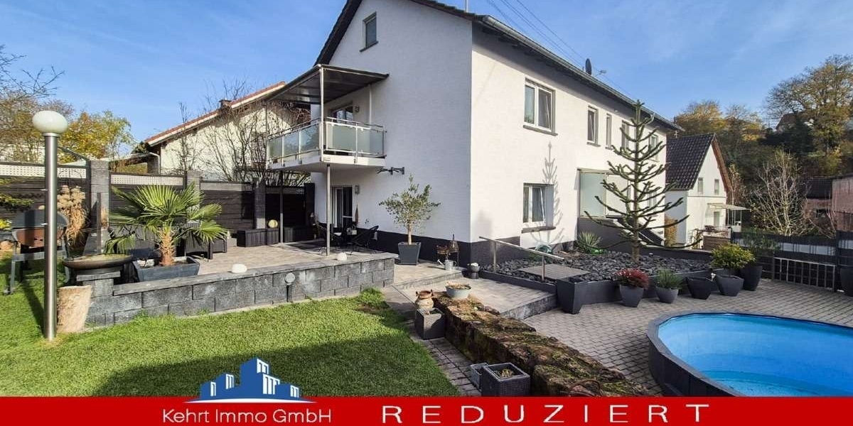 Großzügiges Wohnen für zwei Generationen: Poolbereich mit Poolbar und barrierefreiem EG - Zweifamilienhaus Katzweiler | Angebot:27159280