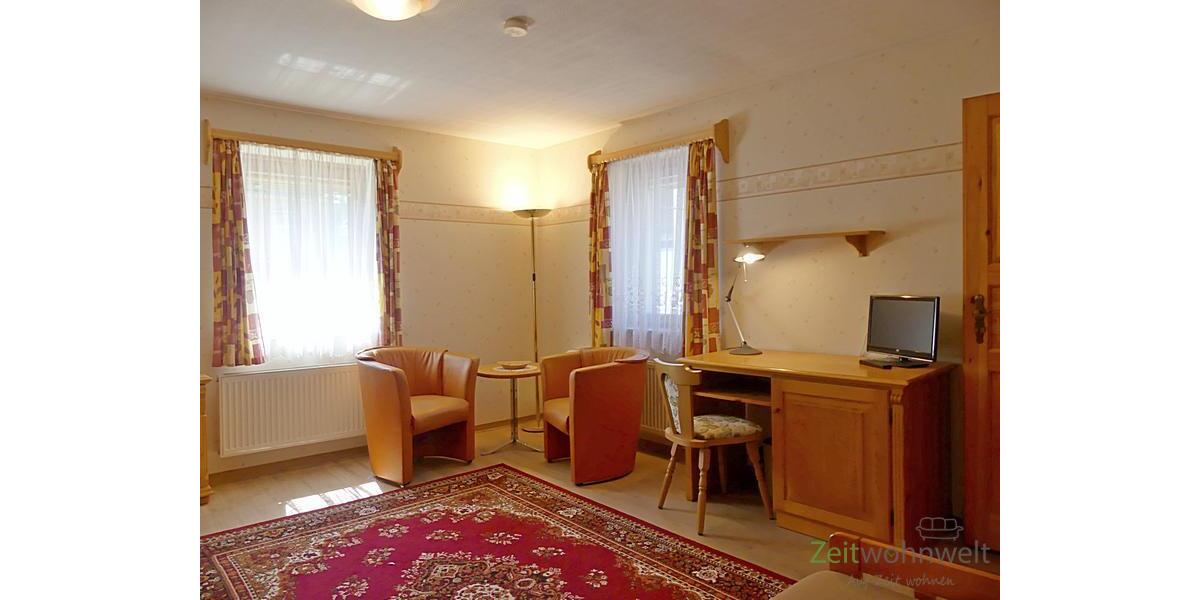 Sitzecke, Schreibtisch und TV
