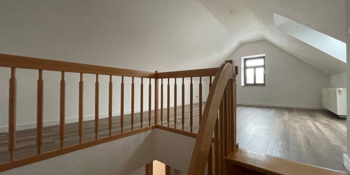 Dachzimmer mit Wohnzimmertür unten