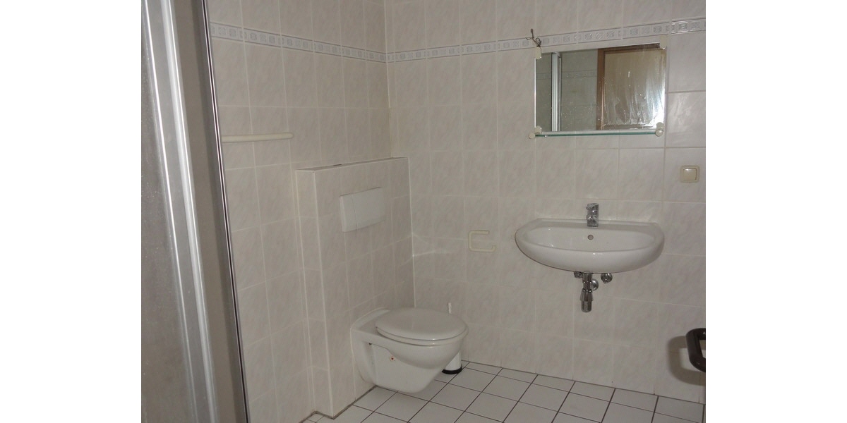 Geräumiges Bad mit Dusche