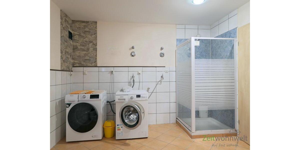 Dusche und Waschmaschine
