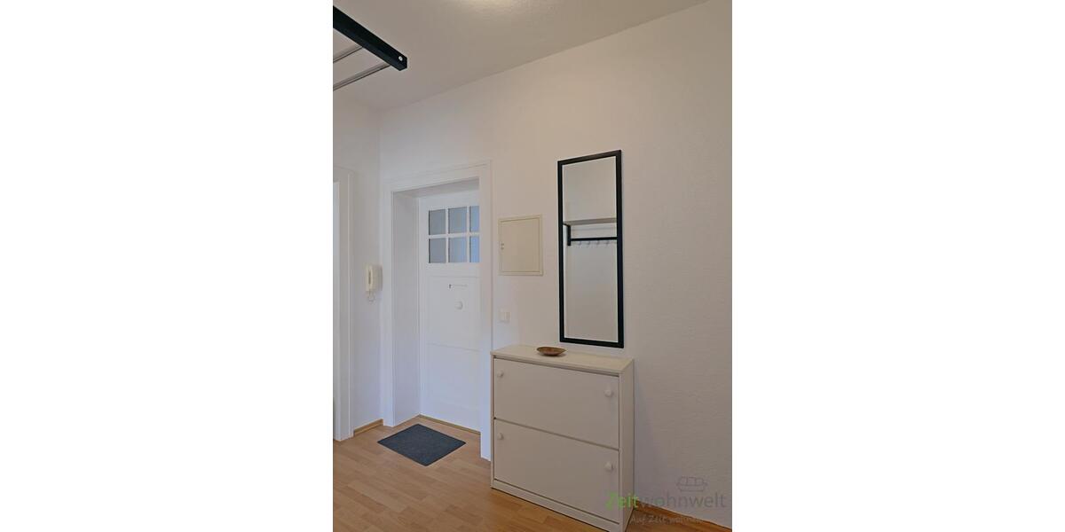 Wohnungsflur mit Garderobe