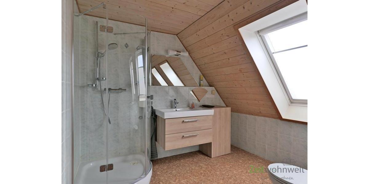 Dusche, Waschtisch und WC