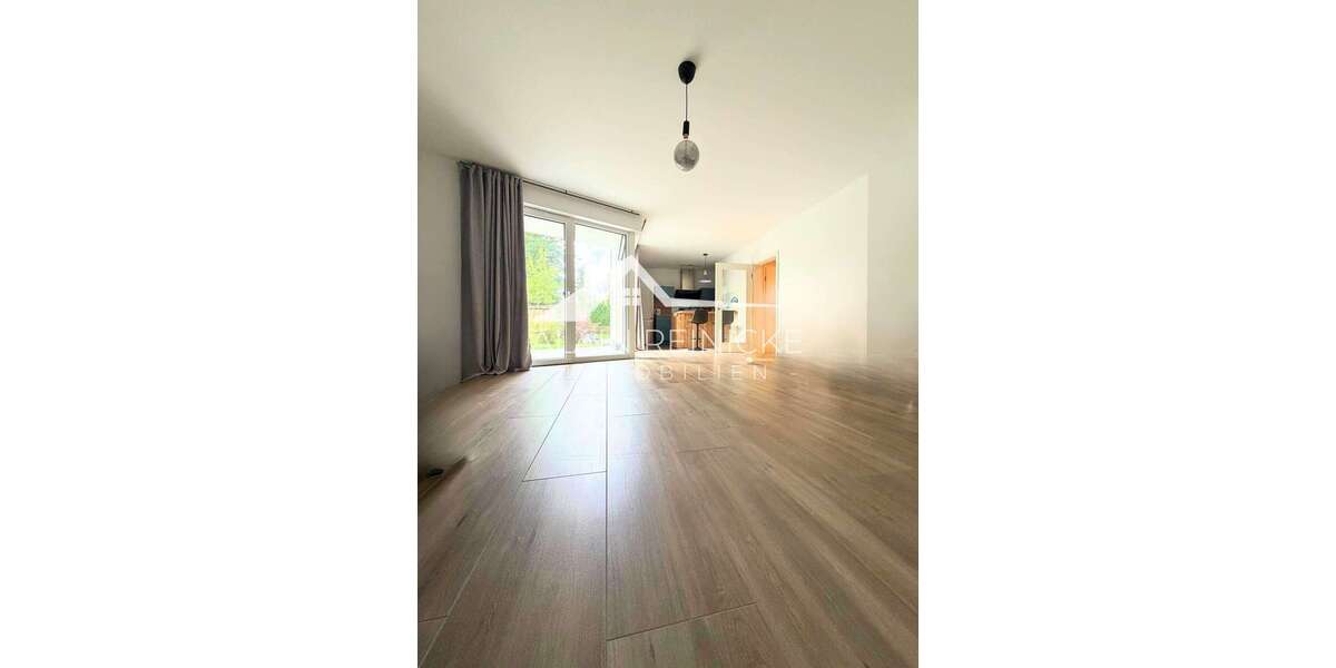 Wohnzimmer mit Blick in Küche