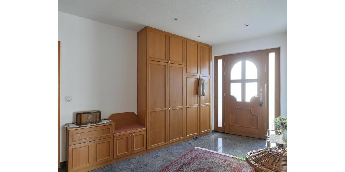 XL-Garderobenschrank und Haustüre