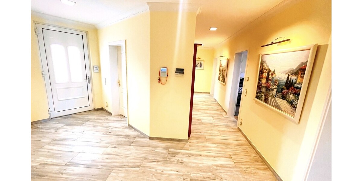 EG - Blick in Richtung Haustür & Flurbereich