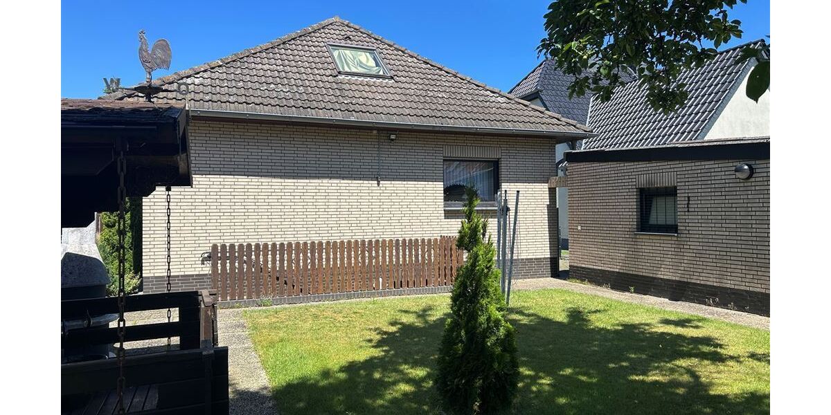 Wohnhaus mit Gartenanlage