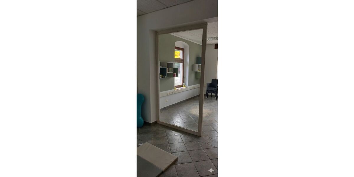 Blick-vom-MIttelraum-zum-vorderen-Raum-m-.Schaufenster-5
