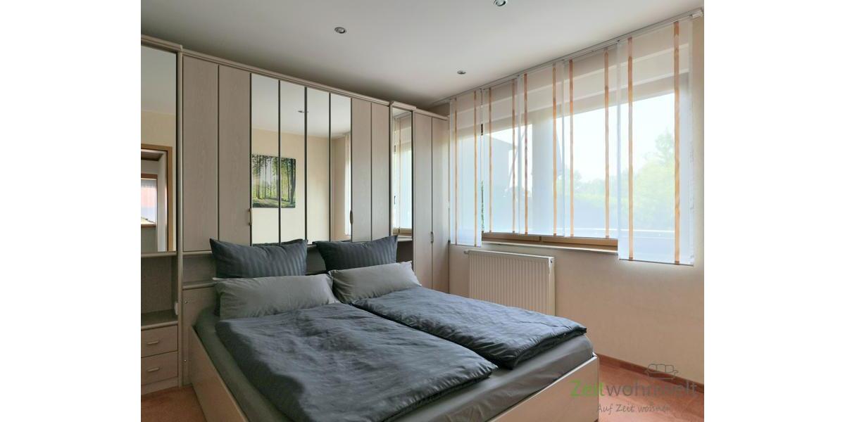 Doppelbett im kleinen Schlafzimmer