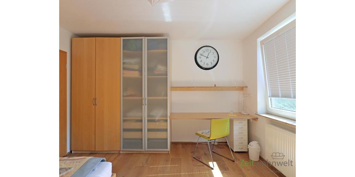 Kleiderschrank und Schreibtisch