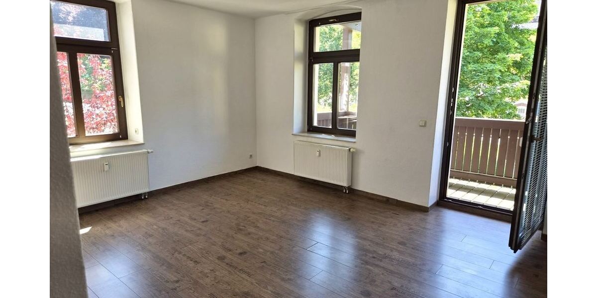 Wohnzimmer mit Zugang zum Balkon