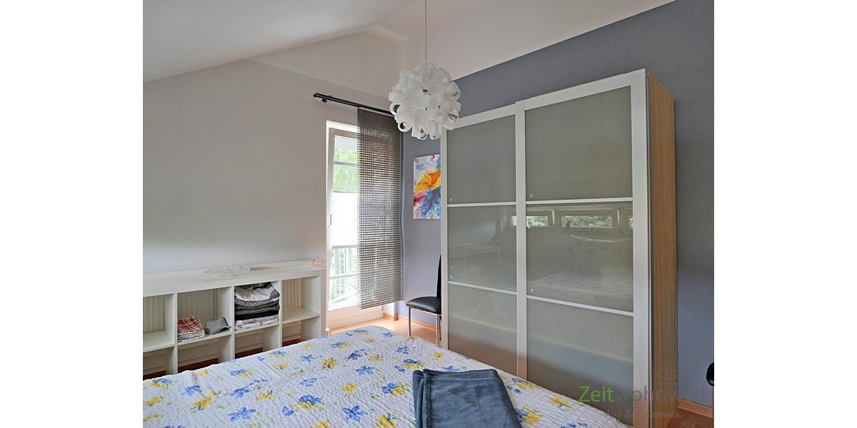 Kliederschrank und Balkonfenster