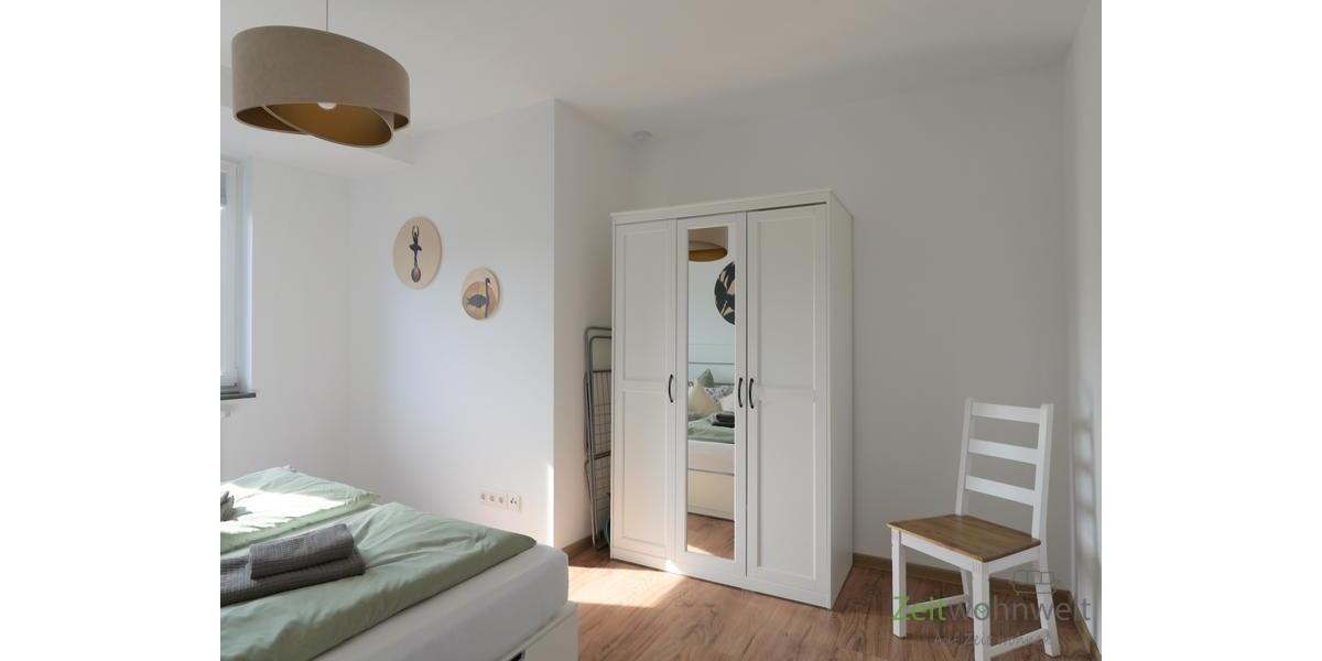 Blick zum Kleiderschrank