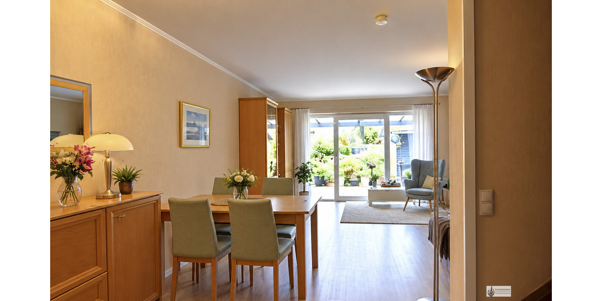 10 Blick ins Wohnzimmer mit Terrassentür