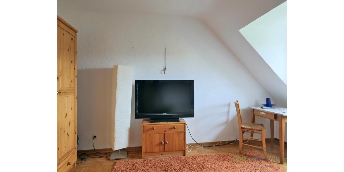 Kleiderschrank und TV