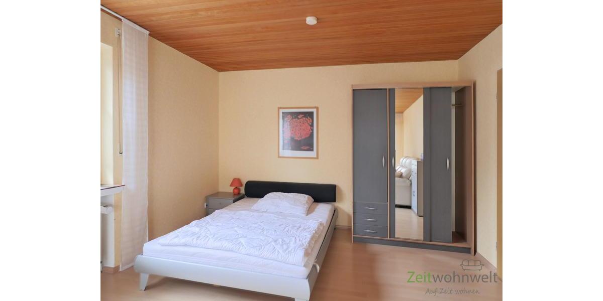 breites Bett und Kleiderschrank