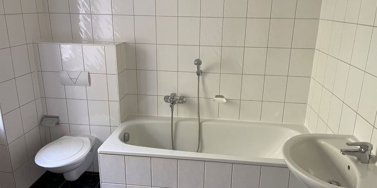 Badewanne mit Duschmöglichkeit