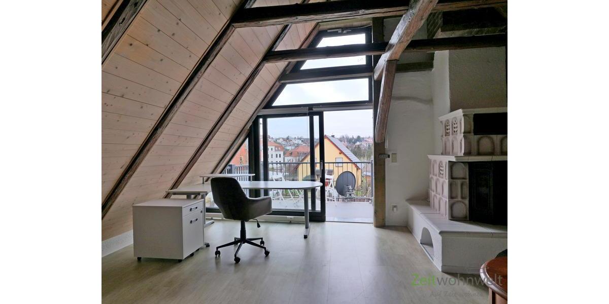 Blick zu Schreibtisch und Balkon