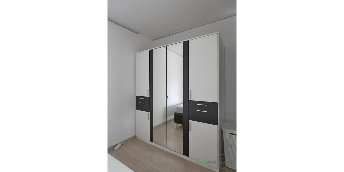 verspiegelter Kleiderschrank