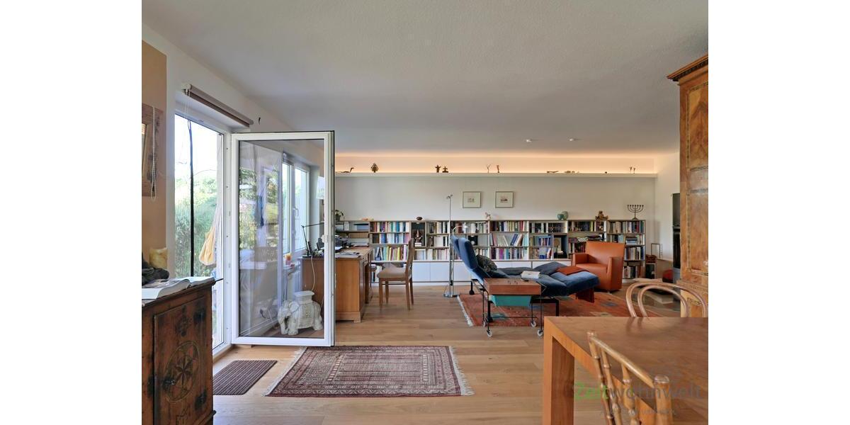 Blick zur riesigen Bücherwand
