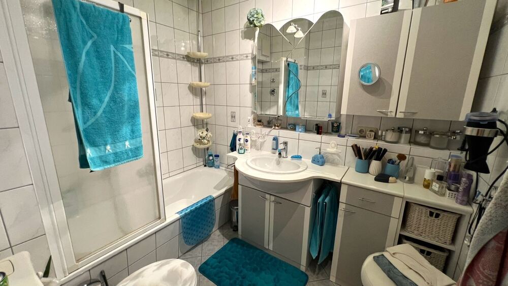 Bad mit Wanne, WC und Waschbecken