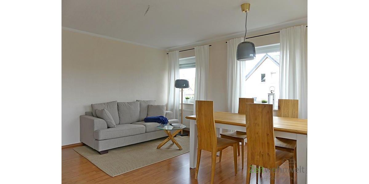 Wohnzimmercouch und Esstisch
