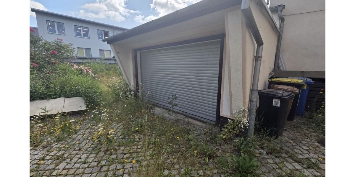 Garage mit elektrischem Tor