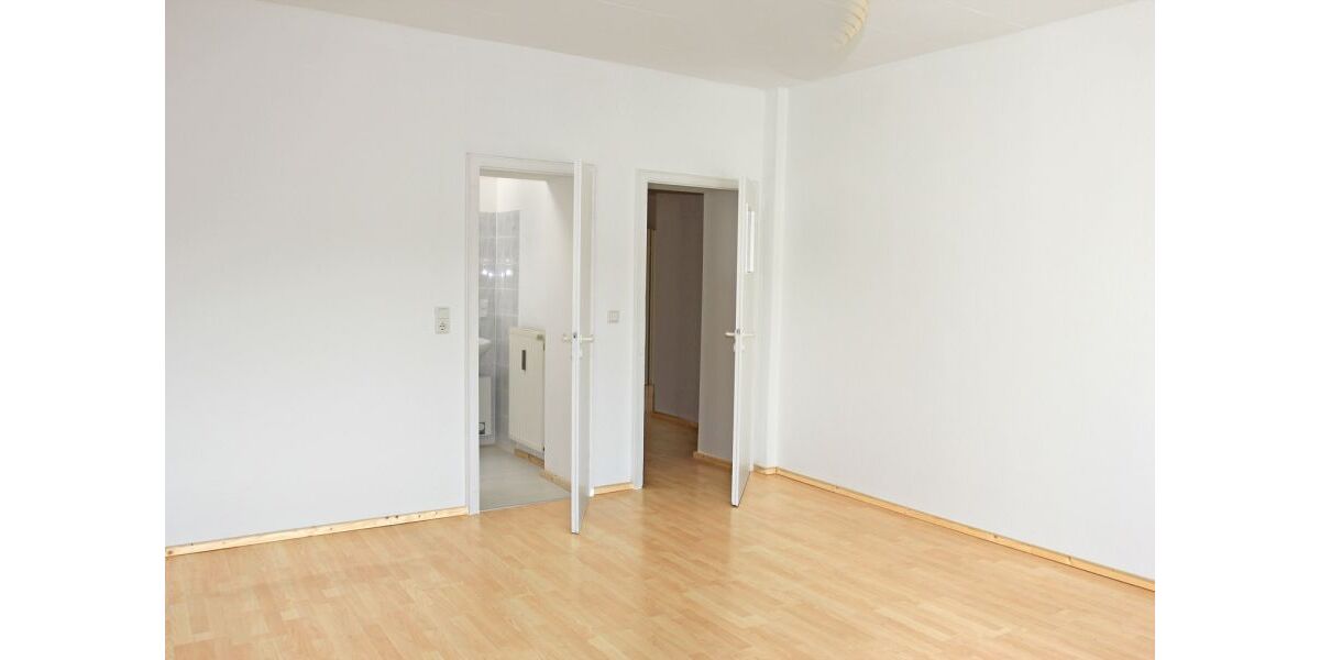 05 Schlafzimmer Richtung Bad (li), Flur (re)