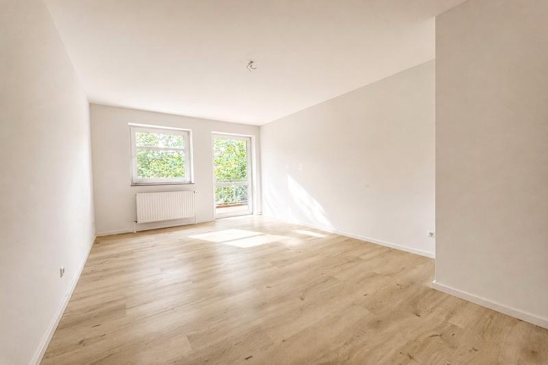Helles Schlafzimmer mit Balkonzugang