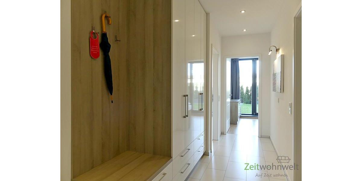 heller Wohnungsflur mit Gerderobe