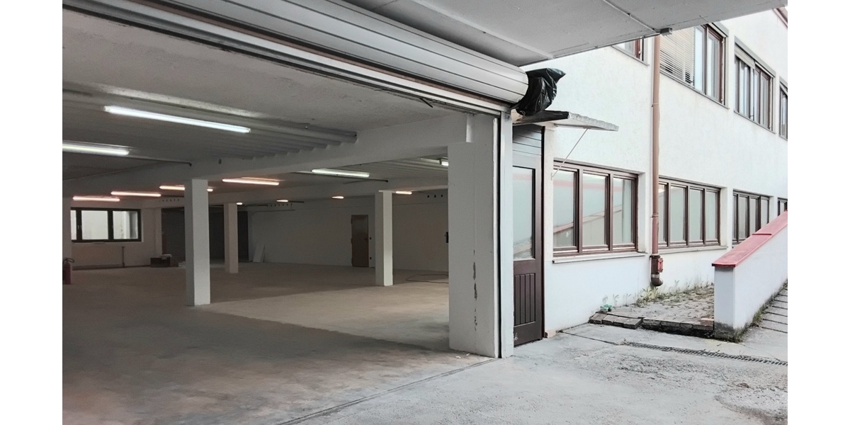 Vorplatz mit Rolltor 