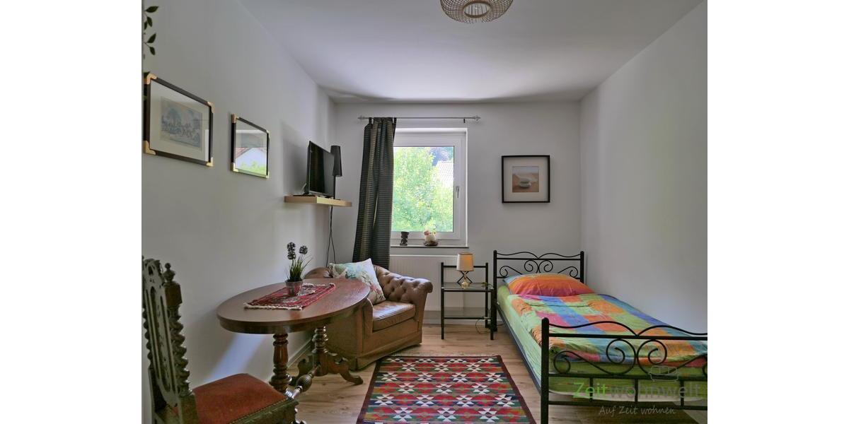 kleines Schlafzimmer mit TV