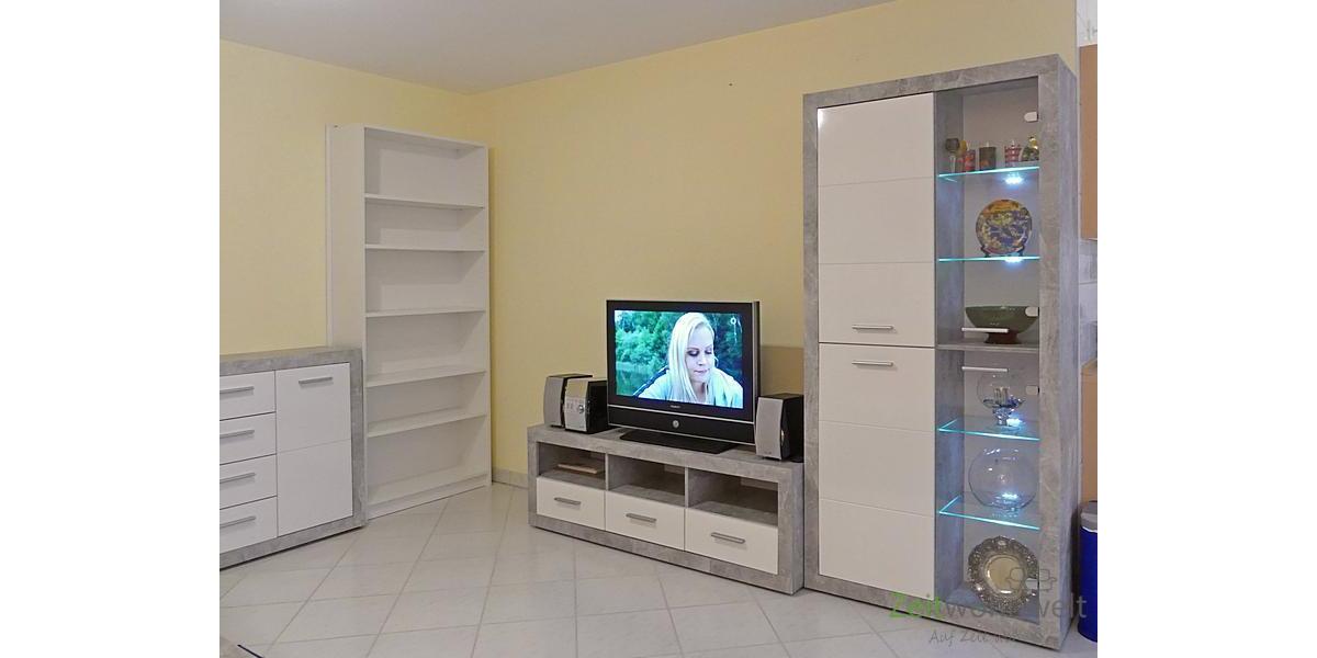 beleuchtete Schrankwand und TV