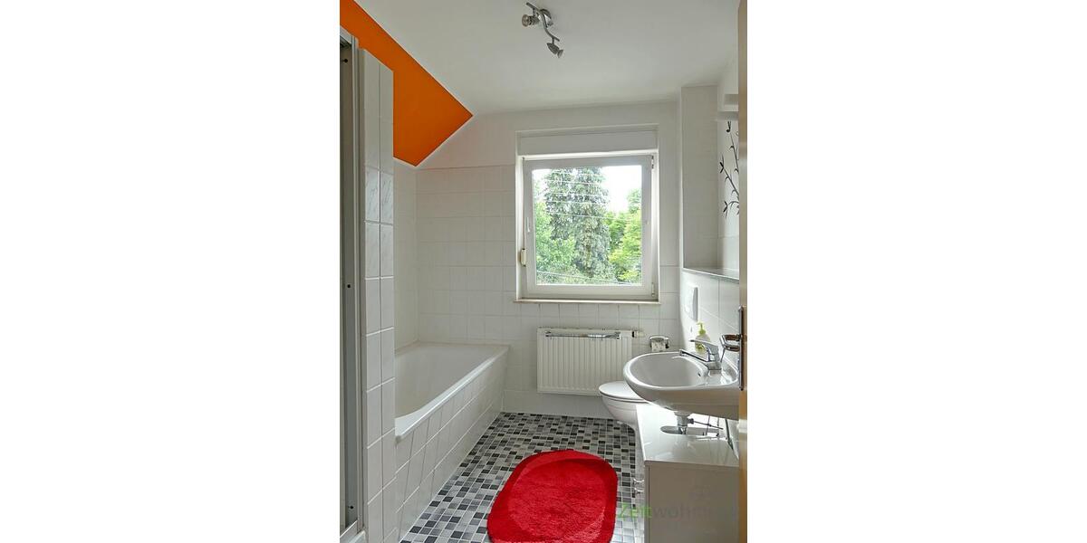 Bad mit Dusche und Wanne