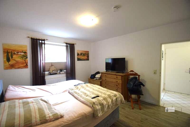 Schlafzimmer mit Tür zum Flur