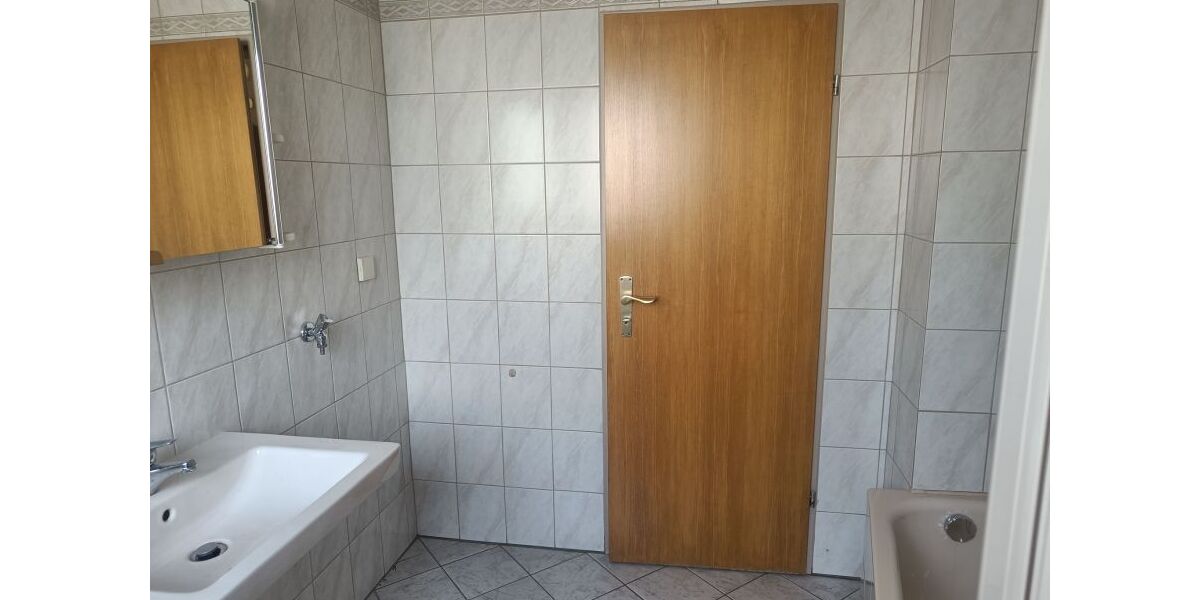 Bad mit Dusche und Badewanne
