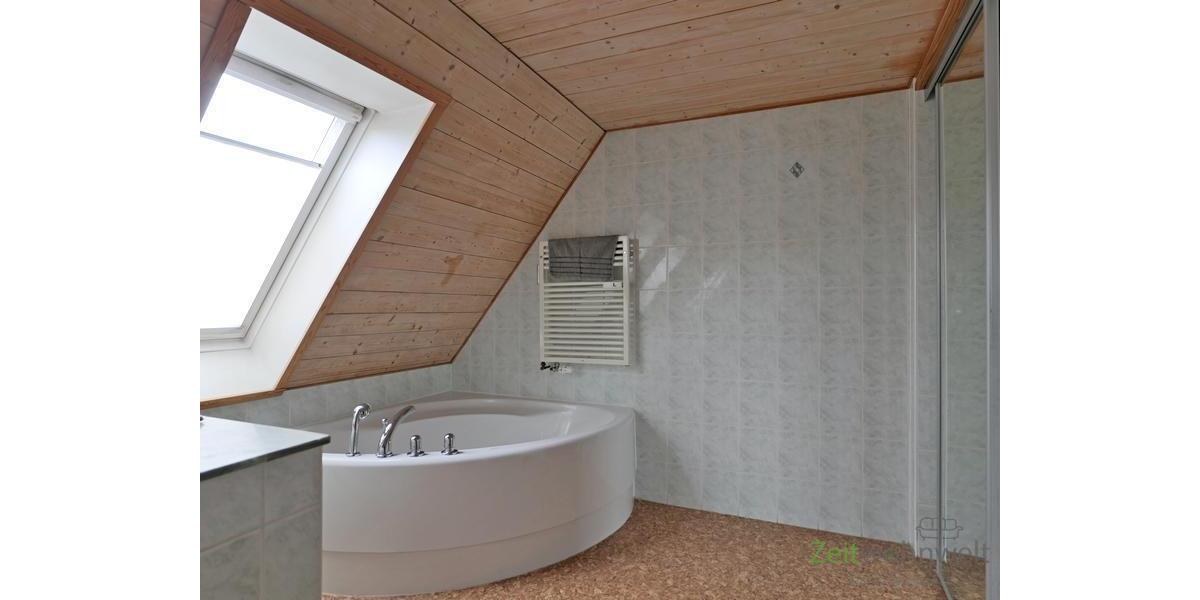 Eckwanne und verspiegelter Wandschrank
