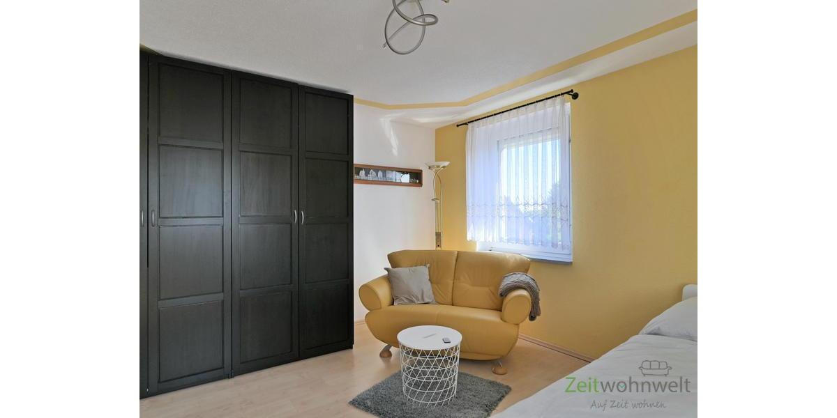 großer Kleiderschrank und Sofa
